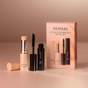 Essentiels Lèvres Et Regard Coffret Limité disposé devant une boîte blanche et rose